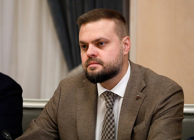 Заместитель Председателя Комитета по делам СНГ, евразийской интеграции и связям с соотечественниками Артем Туров
