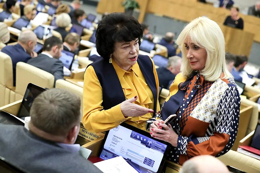 Председатель Комитета по вопросам семьи, женщин и детей Тамара Плетнева и заместитель Председателя Комитета по вопросам семьи, женщин и детей Оксана Пушкина