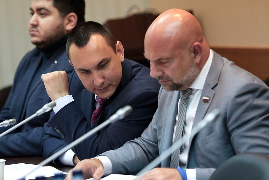 Члены Комитета по экологии, природным ресурсам и охране окружающей среды Максим Иванов и Тимофей Баженов