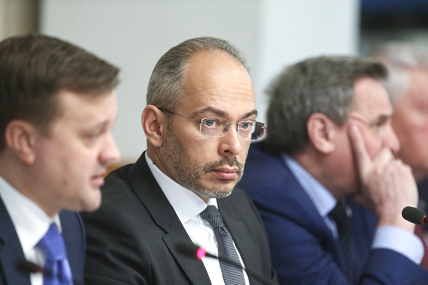 Председатель Комитета по природным ресурсам, собственности и земельным отношениям Николай Николаев