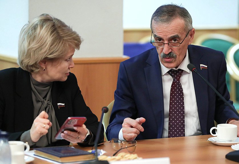 Член Комитета по просвещению Эльвира Аиткулова и заместитель Председателя Комитета Нурбаганд Нурбагандов