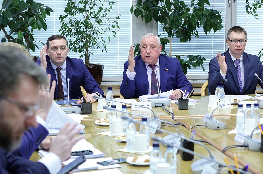 Председатель Комитета по развитию Дальнего Востока и Арктики Николай Харитонов и Первые заместители Председателя Комитета Вячеслав Логинов и Сергей Каргинов