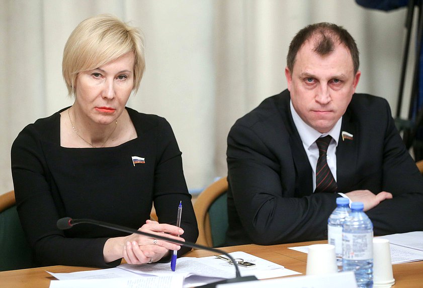 Члены Комитета по труду, социальной политике и делам ветеранов Ольга Павлова и Сергей Вострецов
