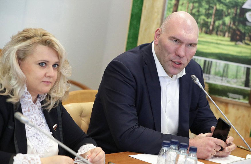 Первый заместитель Председателя Комитета по туризму и развитию туристической инфраструктуры Николай Валуев и член Комитета Алла Салаева