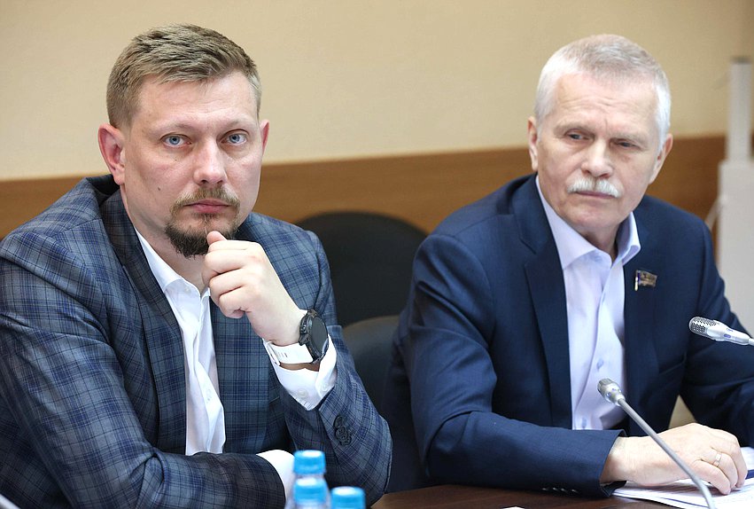 Члены Комитета по промышленности и торговле Владимир Плякин и Сергей Пантелеев