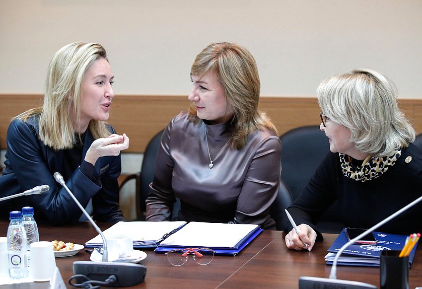 Первый заместитель Председателя Комитета по просвещению Алена Аршинова и члены Комитета Лариса Тутова и Эльвира Аиткулова