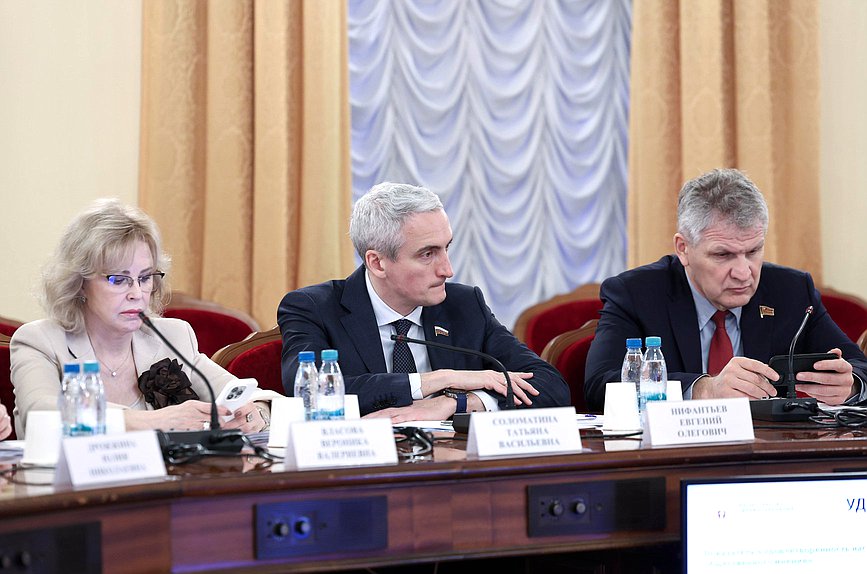 Заместители Председателя Комитета по охране здоровья Татьяна Соломатина, Евгений Нифантьев и Алексей Куринный