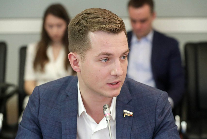 Председатель Комитета по молодежной политике Артем Метелев
