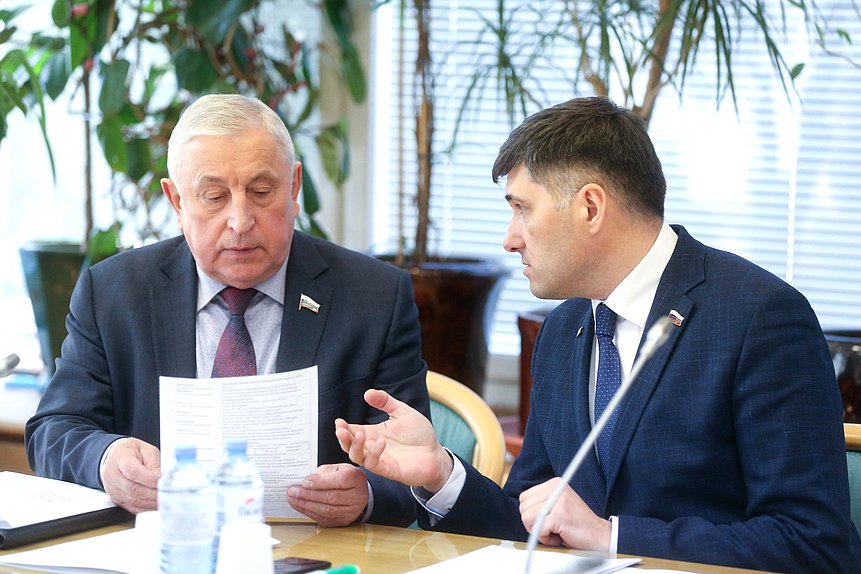 Председатель Комитета по региональной политике и проблемам Севера и Дальнего Востока Николай Харитонов и заместитель Председателя Комитета по региональной политике и проблемам Севера и Дальнего Востока Владимир Пушкарев