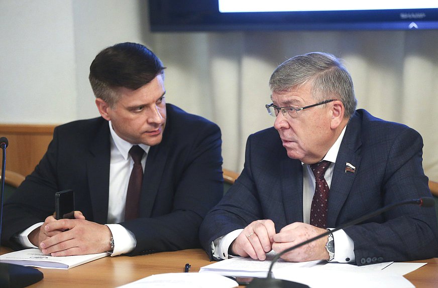 Председатель Комитета Совета Федерации по социальной политике Валерий Рязанский (справа)