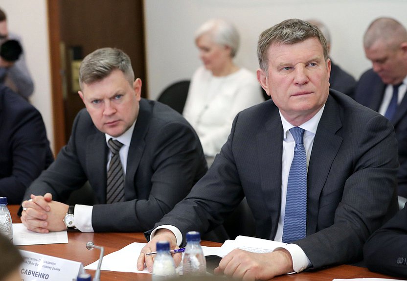 Заместители Председателя Комитета по финансовому рынку Иван Бабич и Олег Савченко