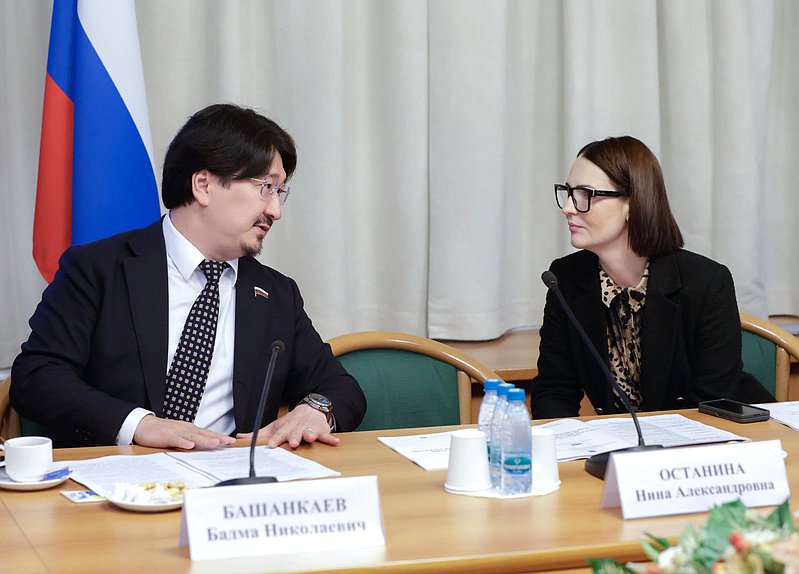 Первый заместитель Председателя Комитета по охране здоровья Бадма Башанкаев и Первый заместитель Председателя Комитета по защите семьи, вопросам отцовства, материнства и детства Татьяна Буцкая