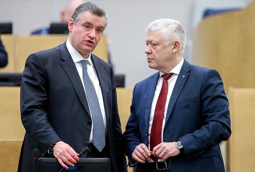 Руководитель фракции ЛДПР Леонид Слуцкий и Председатель Комитета по безопасности и противодействию коррупции Василий Пискарев