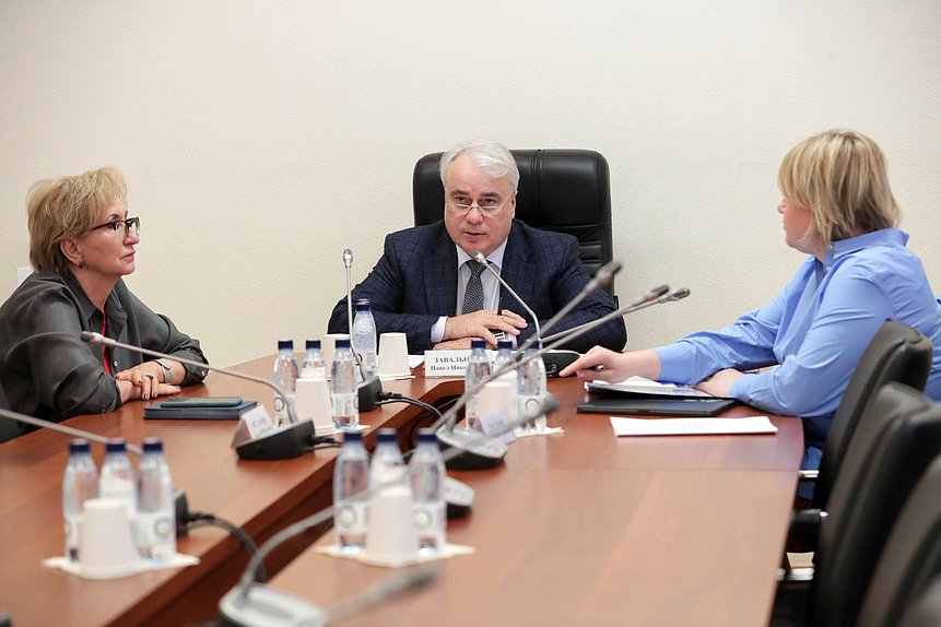 Заместитель Председателя Комитета по энергетике Наталья Назарова и Председатель Комитета Павел Завальный