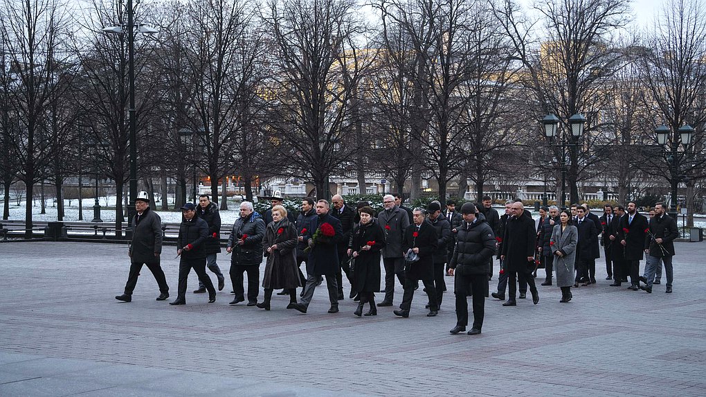 Церемония возложения цветов к Могиле Неизвестного солдата участниками Международной конференции «Роль взаимодействия фракций политических партий и блоков в межпарламентском сотрудничестве стран СНГ»