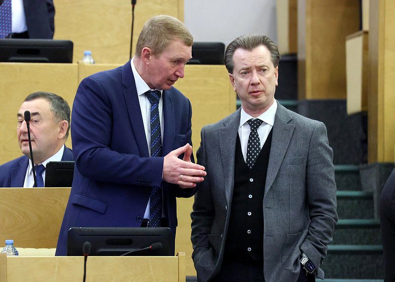 Член Комитета по промышленности и торговле Алексей Канаев и Первый заместитель Председателя Комитета по экологии, природным ресурсам и охране окружающей среды Владимир Бурматов