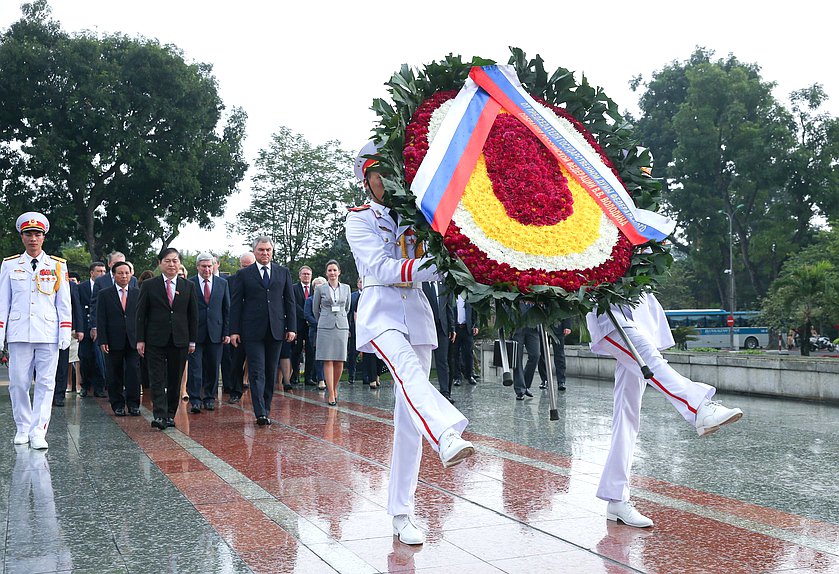 Wreath-laying ceremony at the Monument to the Fallen Heroes in Hanoi