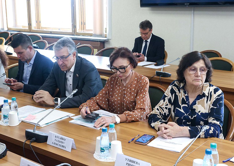 Член Комитета по бюджету и налогам Айрат Фаррахов, член Комитета по обороне Татьяна Кусайко и член Комитета по охране здоровья Римма Утяшева