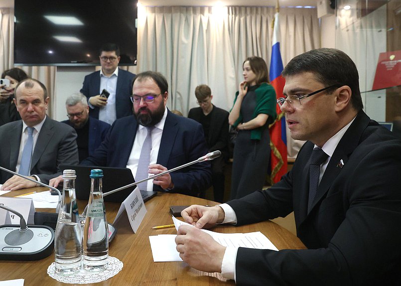 Министр цифрового развития, связи и массовых коммуникаций РФ Максут Шадаев и Председатель Комитета по информационной политике, информационным технологиям и связи Сергей Боярский