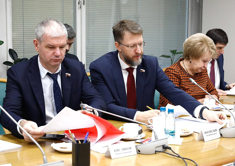 Члены Комитета по развитию Дальнего Востока и Арктики Михаил Кисляков и Дмитрий Погорелый и заместитель Председателя Комитета Валентина Пивненко