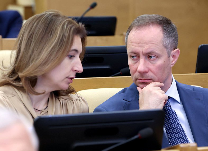 Заместитель Председателя Комитета по бюджету и налогам Ольга Ануфриева и член Комитета по физической культуре и спорту Роман Терюшков