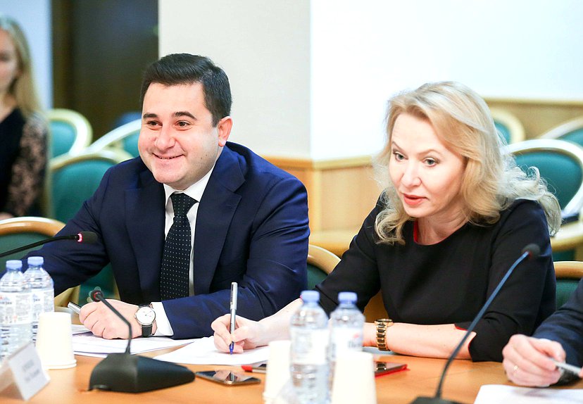 Директор Департамента жилищной политики Министерства строительства и жилищно-коммунального хозяйства РФ Ольга Корниенко и заместитель Министра строительства и жилищно-коммунального хозяйства РФ Никита Стасишин