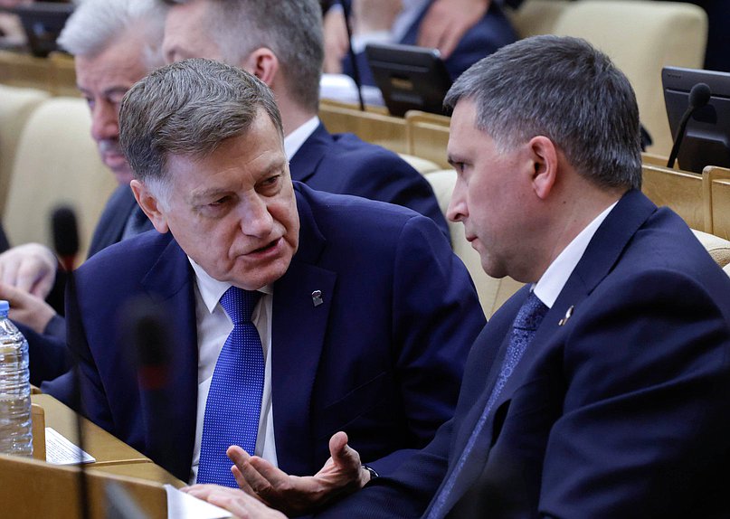 Член Комитета по финансовому рынку Вячеслав Макаров и Председатель Комитета по экологии, природным ресурсам и охране окружающей среды Дмитрий Кобылкин