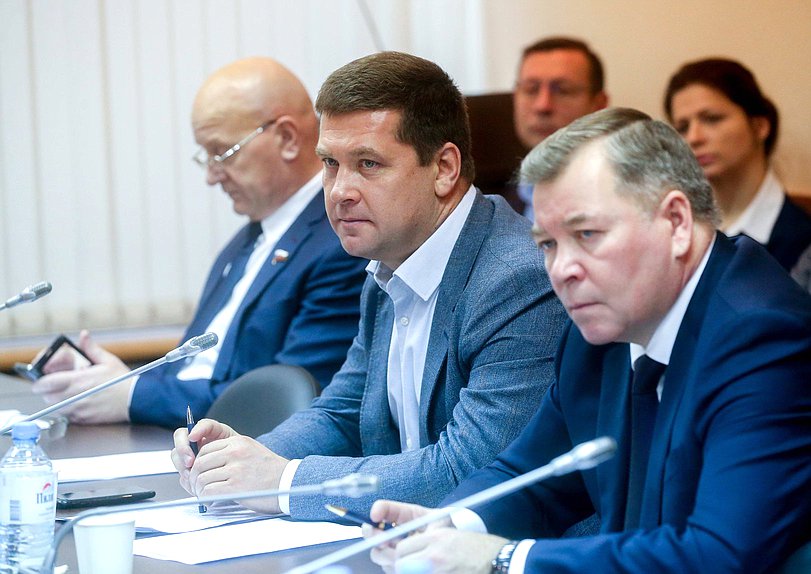Члены Комитета по природным ресурсам, собственности и земельным отношениям Андрей Чернышев и Николай Малов