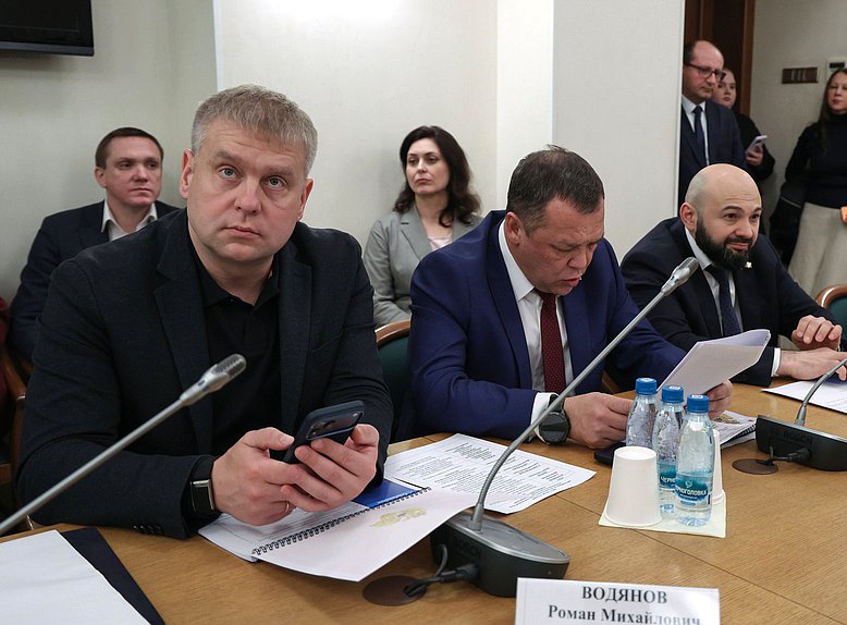 Члены Комитета по безопасности и противодействию коррупции Роман Водянов, Динар Гильмутдинов и Руслан Гаджиев