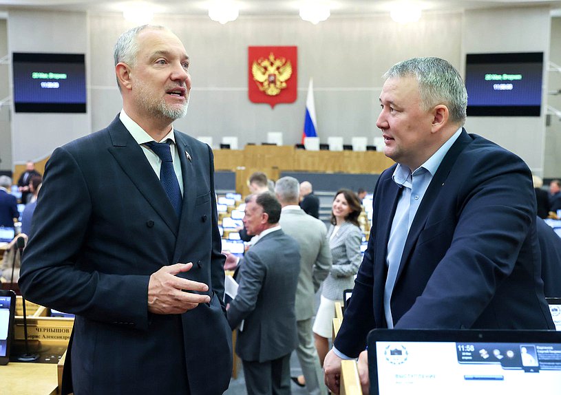 Член Комитета по промышленности и торговле Владимир Павлов и член Комитета по молодежной политике Вячеслав Дамдинцурунов