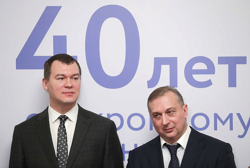 Председатель Комитета по физической культуре, спорту, туризму и делам молодежи Михаил Дегтярев (слева)