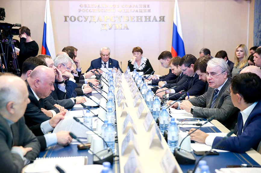 Круглый стол Комитета по энергетике на тему «Нефтегазовая отрасль в современных экономических условиях. Роль государства и бизнеса»