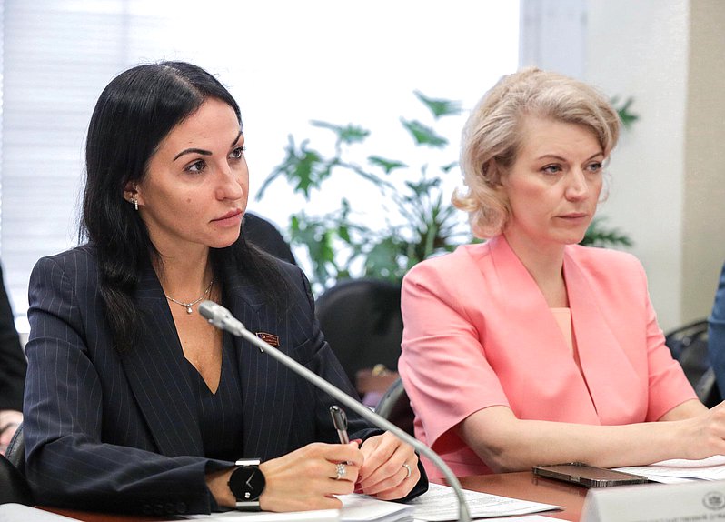 Член Комитета по делам национальностей Анастасия Удальцова и аудитор Счетной палаты РФ Наталья Трунова