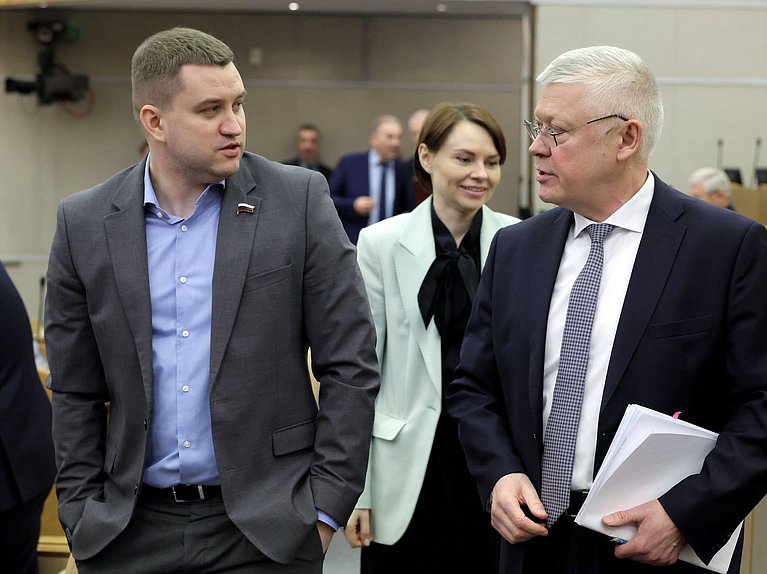 Первый заместитель Председателя Комитета по развитию гражданского общества, вопросам общественных и религиозных объединений Артем Бичаев и Председатель Комитета по безопасности и противодействию коррупции Василий Пискарев