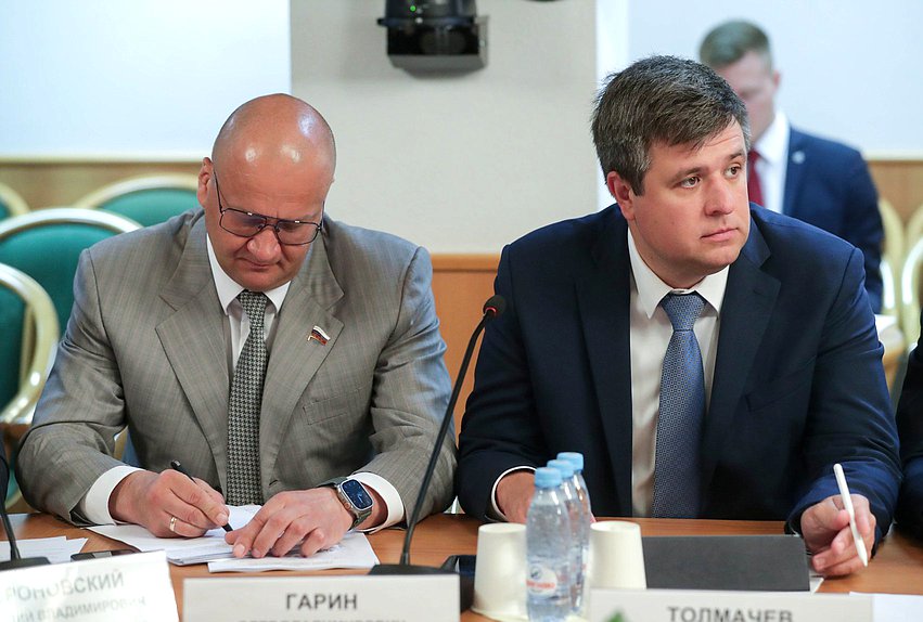 Члены Комитета по транспорту и развитию транспортной инфраструктуры Олег Гарин и Александр Толмачев