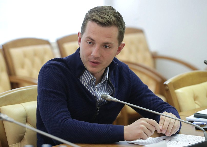 Председатель Комитета по молодежной политике Артем Метелев