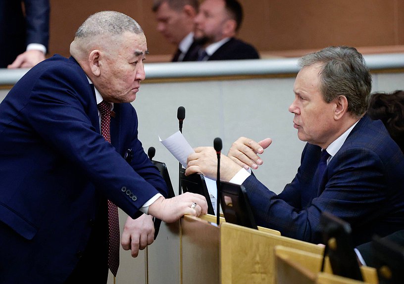 Член Комитета по транспорту и развитию транспортной инфраструктуры Петр Аммосов и Первый заместитель Председателя Комитета по экономической политике Николай Арефьев