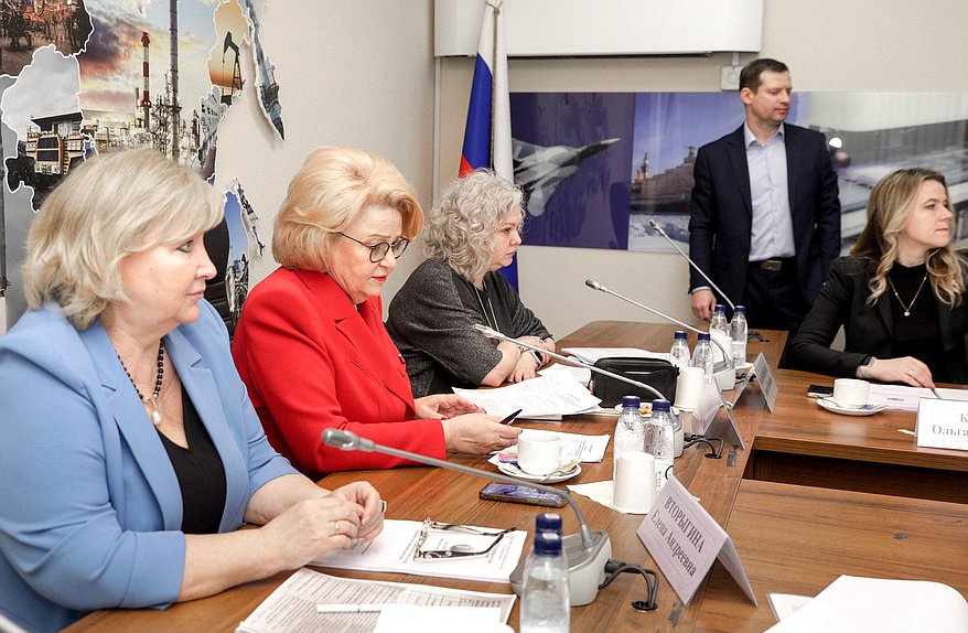 Круглый стол Комитета по вопросам семьи, женщин и детей на тему «О дополнительных гарантиях по социальной поддержке детей-сирот и детей, оставшихся без попечения родителей»