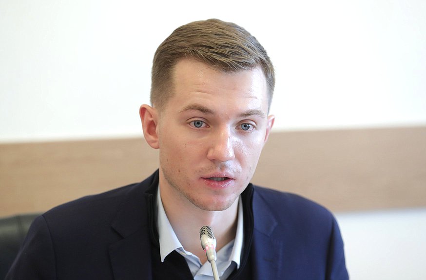 Председатель Комитета по молодежной политике Артем Метелев