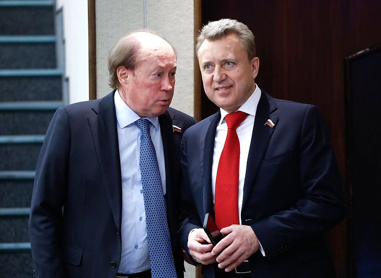 Заместитель Председателя Комитета по науке и высшему образованию Владимир Кононов и заместитель Председателя Комитета по безопасности и противодействию коррупции Анатолий Выборный