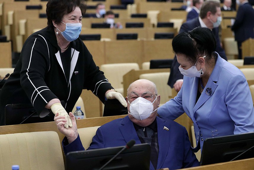 Заместитель Председателя Комитета по труду, социальной политике и делам ветеранов Валентина Кабанова, член Комитета по транспорту и строительству Владимир Ресин и член Комитета по контролю и Регламенту Раиса Кармазина