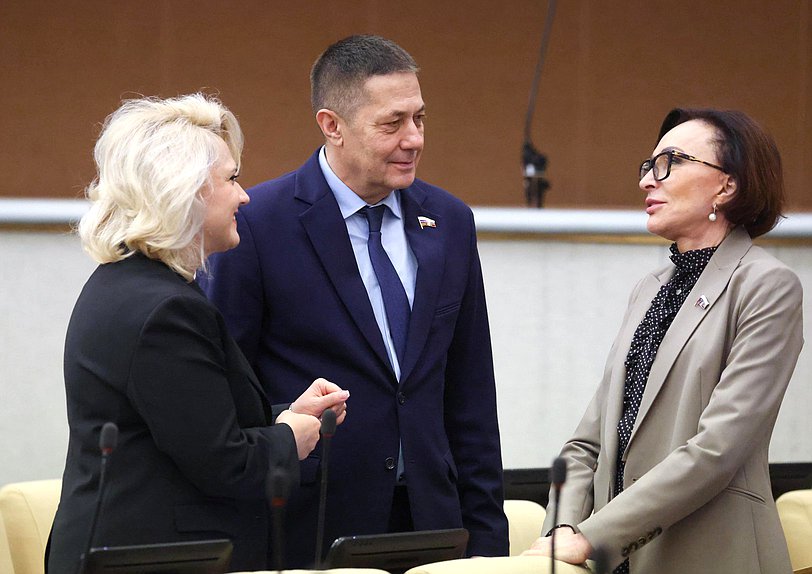 Член Комитета по туризму и развитию туристической инфраструктуры Алла Салаева, член Комитета по транспорту и развитию транспортной инфраструктуры Александр Щербаков и член Комитета по обороне Татьяна Кусайко