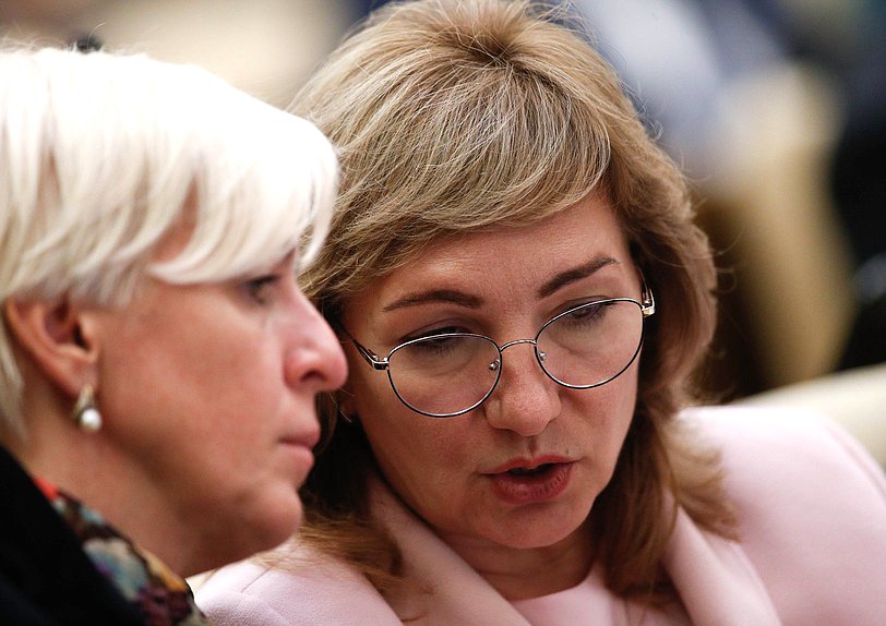 Член Комитета по просвещению Лариса Тутова и заместитель Председателя Комитета Ирина Ивенских