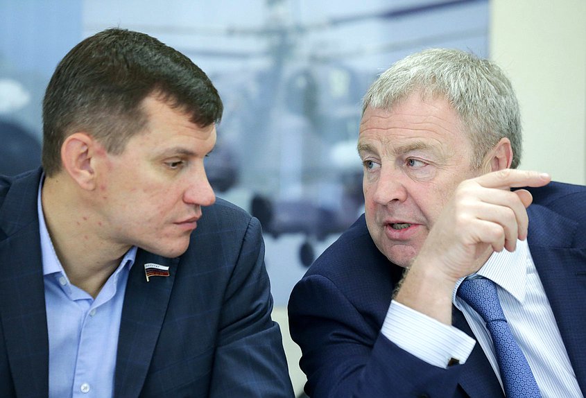 Члены Комитета по экономической политике, промышленности, инновационному развитию и предпринимательству Алексей Балыбердин и Виталий Бахметьев