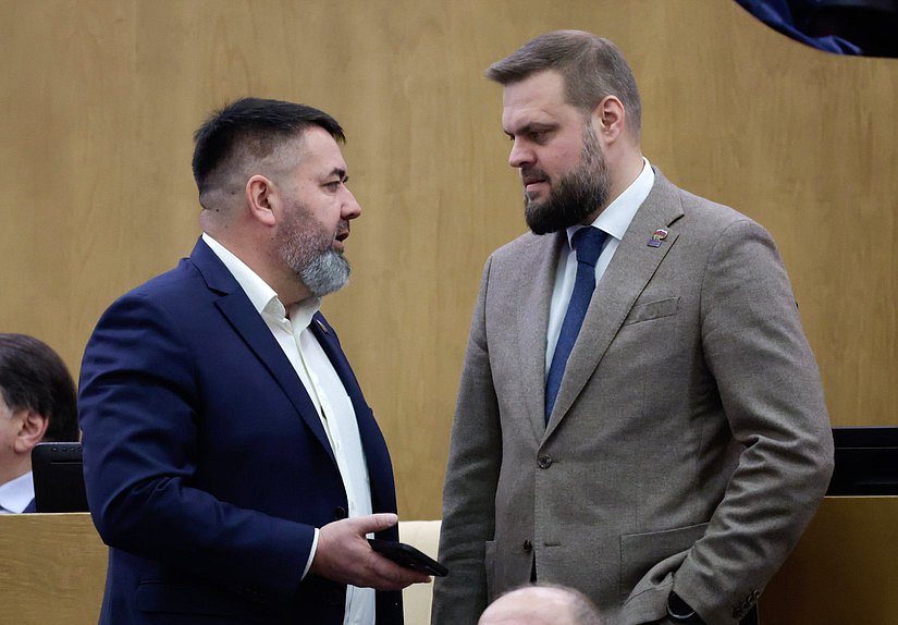 Член Комитета по энергетике Роман Птицын и заместитель Председателя Комитета по делам СНГ, евразийской интеграции и связям с соотечественниками Артем Туров