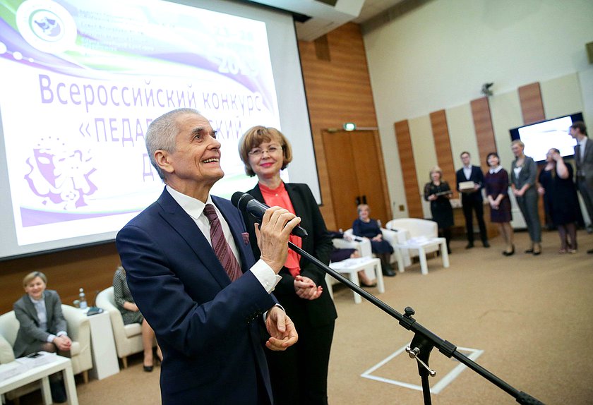 Первый заместитель Председателя Комитета по образованию и науке Геннадий Онищенко