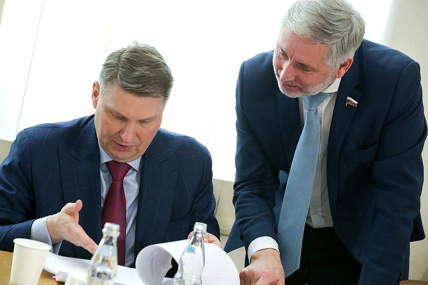 Полномочный представитель Правительства РФ в ГД Александр Синенко