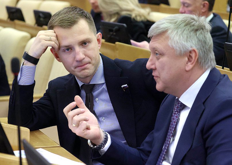 Председатель Комитета по молодежной политике Артем Метелев и заместитель Председателя Комитета по государственному строительству и законодательству Дмитрий Вяткин