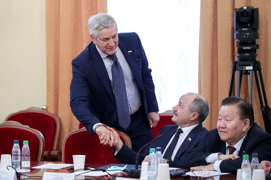 Первый заместитель Председателя Комитета по охране здоровья Федот Тумусов и заместители Председателя комитета Леонид Огуль и Николай Говорин