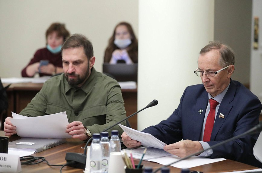 Член фракции «Справедливая Россия — За правду» Дмитрий Кузнецов и Первый заместитель Председателя Комитета по развитию гражданского общества, вопросам общественных и религиозных объединений Николай Бурляев